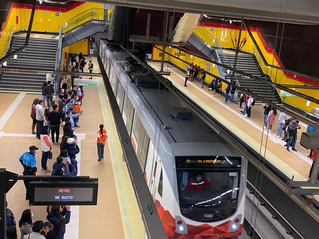 Voluntarios del Metro de Quito